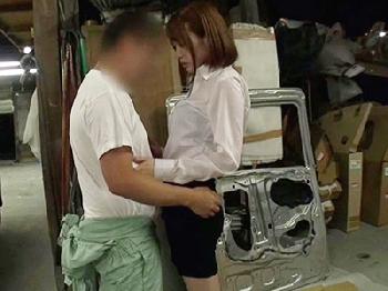 素人男性の職場に押しかけバレないようにドキドキSEX