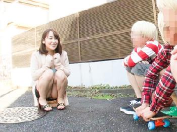 ホームステイでやってきた異国の子供に輪姦される人妻