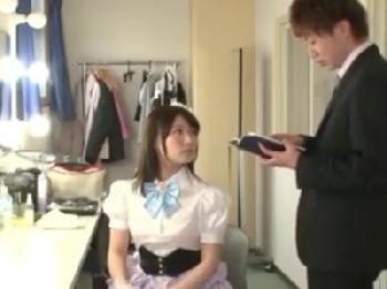キュートな地下アイドルがマネージャーを誘惑→狭い控え室で立ちバックハメ!!