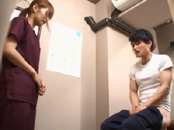 マッサージの施術中に勃起したお客さんのペニスを性的欲望処理してくれるとても綺麗な女性店員