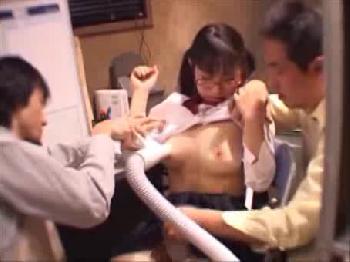 言うこと聞かない万引きメガネ女子校生を二人でお仕置き性的暴行