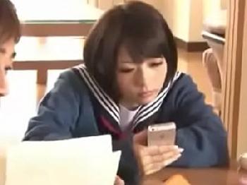 遊びに来たお兄ちゃんの友人にこたつでオメコの中でそのまま射精される妹