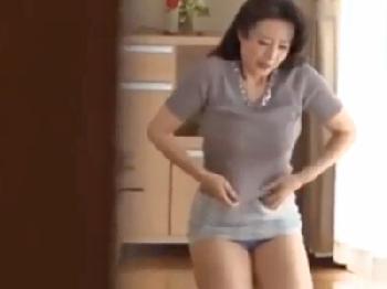 性的魅力のある嫁の母と関係を結ぶ娘婿