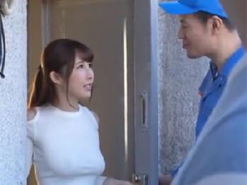 ノーブラで電気屋さんを部屋に招き入れてしまった巨乳女性会社員が案の定挿入される