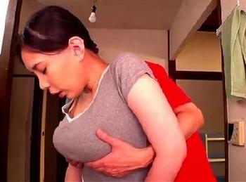 自分の母親が近所の仲の良いお兄ちゃんに寝取られている現場を発見して…