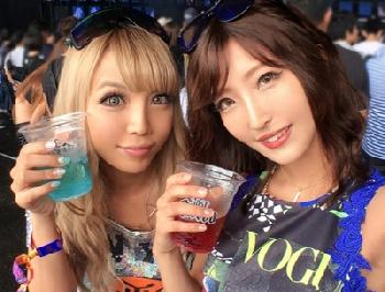 真夏の野外フェスで捕まえたノリノリギャル2人とロデオ大乱交!!