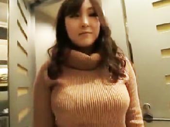 久々に会った友人の妹の女子校生がタオル1枚で色仕掛けしてくる!!