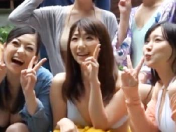 キャンプ場で出会った巨乳の人妻達にセンズリ鑑賞させたらムラっときたので寝取られハメW