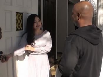 色白で綺麗な若妻が隣に越してきた極太黒人巨根に寝取られる!!