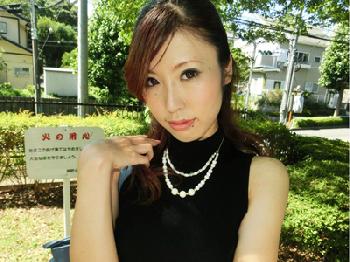 アラサーには見えない元モデルの長身美脚な人妻