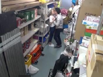 小柄なギャルが倉庫で上司のペニスへ猥褻なフェラチオ!!