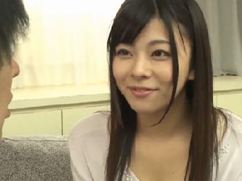 視線で色仕掛けしてくるお姉さんに欲情を抑えきれず→ソファでゴムなし挿入おまんこ内射精