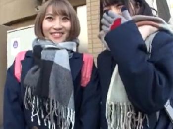 優柔不断なリアル女子校生をマジックミラー号へ連れ込み→新作リップと偽ってペニスリップを塗りたくる!!