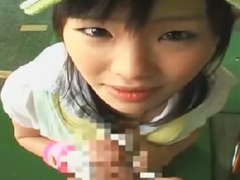 ゴルフ未体験のベビーフェイス美少女に対して指導と称し生股間のワレメ内部へ直接射精をキメる冷酷非道な中年男