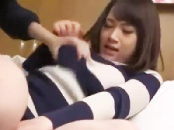 ノーブラニットの無防備な美女が変態オヤジに狙われて家に押し入られ凌辱される