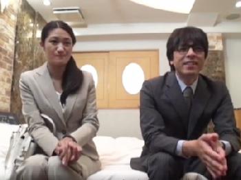 同じ会社に勤める上司と部下がホテルに二人きりにされて勝手に性行為