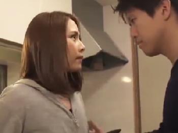 彼女の友人を彼女が寝ている隙に襲って背徳不貞交尾