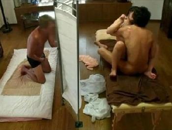 妻が寝取られている様を隣で…性的マッサージでムラっとくる奥さんに右手が止まらない変態夫