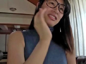 巨乳娘が上司の自宅に行って巨乳をぶるぶる揺らしてハメ撮りSEX