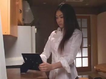 黒人たちに抵抗出来ず性的凌辱される網タイツスレンダーお姉さん