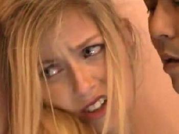 外国人ブロンドウエイトレスへ婦女暴行する日本人客