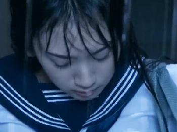 思いがけない大雨でずぶ濡れ→雨宿りしてたら禿げ親父に無慈悲な性的暴行される美少女女子校生