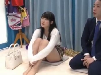 モテない中年男のためにチアガールコスプレで性行為童顔娘