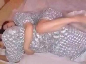 雑魚寝中に結婚間近の友人の彼氏を寝取るビッチ女子