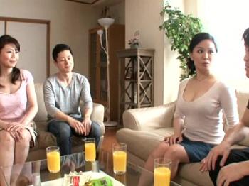 色狂いの妻たちがお互いの息子を交換してスワッピング乱交