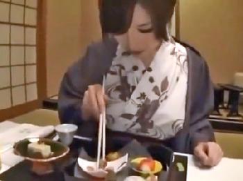 浴衣着用の巨乳娘と温泉旅館で情熱的な顔面射精性交!!