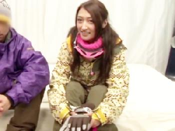 彼氏をマジックミラー号外に待たせてマッサージ→コンドーム未装着の膣内射精交尾