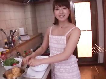 裸エプロンで家事をしてくれる美女の色気に負けて性交→精液発射