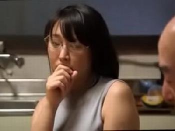 いつもは物静かで品行方正な眼鏡奥さんが…絶倫隣人に抱かれて連続昇天させられる絶頂浮気