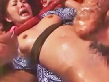 触手に襲われたことが忘れられず新たな性癖に目覚める美女