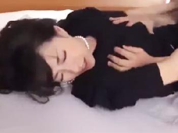 未亡人となってしまった四十路妻が葬儀後喪服のまま犯される‥!!