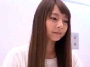 喫茶店で働く美女を口説いて部屋でハメ撮り→顔面射精で喜ぶW