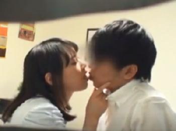 思春期ゆえにお姉さんの胸に目が行く男子を優しく性的欲望処理する巨乳家庭教師