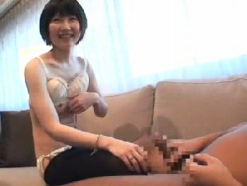 童顔ショートの貧乳童顔娘が巨根男優の巨根で悶絶