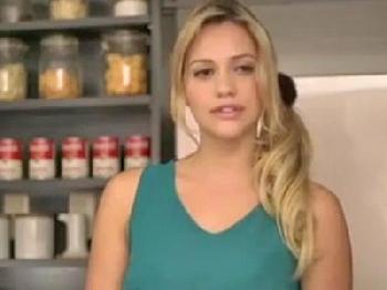 外国から嫁いだ美しい嫁と中出し子作りセックス