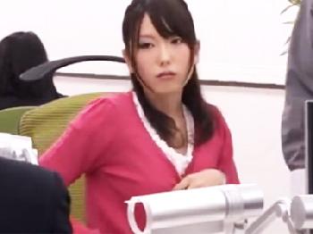 プロデューサーにパワハラされて会議室で性的凌辱されるアナウンサー