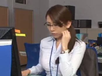 部下にオフィスで襲われ子宮へ直接射精される美乳女性会社員