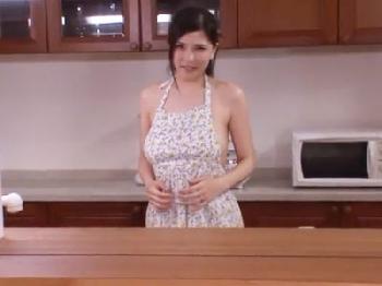 裸エプロンで色仕掛けしてきた巨乳人妻に耐えきれず一日中性行為生活