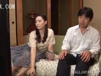 性的欲望が爆発寸前の人妻が息子と一緒にAV観賞して欲情→近親交配性交