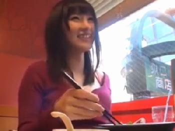 少し不思議な感じの素人女子大生をハメ撮り部屋に連れ込んでハードピストン