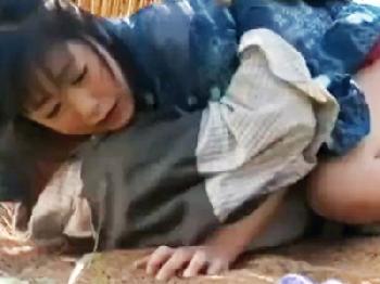 和服娘が顔見知りのジジイにペニス突っ込まれる田舎のSEX事情W