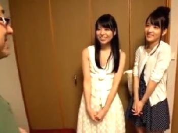 貧乳の美少女あべみかこが素人さん宅でダブルフェラ手コキ!!