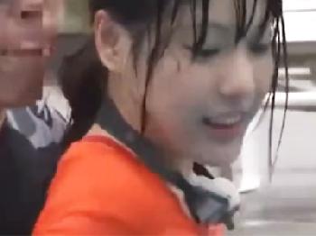 プールの監視員さんが変態男に目をつけられて控室に戻った瞬間…