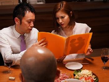 結婚10年目。未だに美しさが絶えない凄く綺麗な人妻がヌードモデルに!?ハゲ上司に心まで奪われた寝取られ交尾