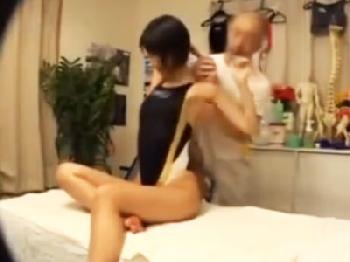 変態エステ師に強制的に挿入されるも本当に感じる美少女