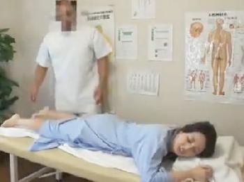 施術と言葉巧みに騙して美女たちを次々に挿入していく卑劣なマッサージ師!!